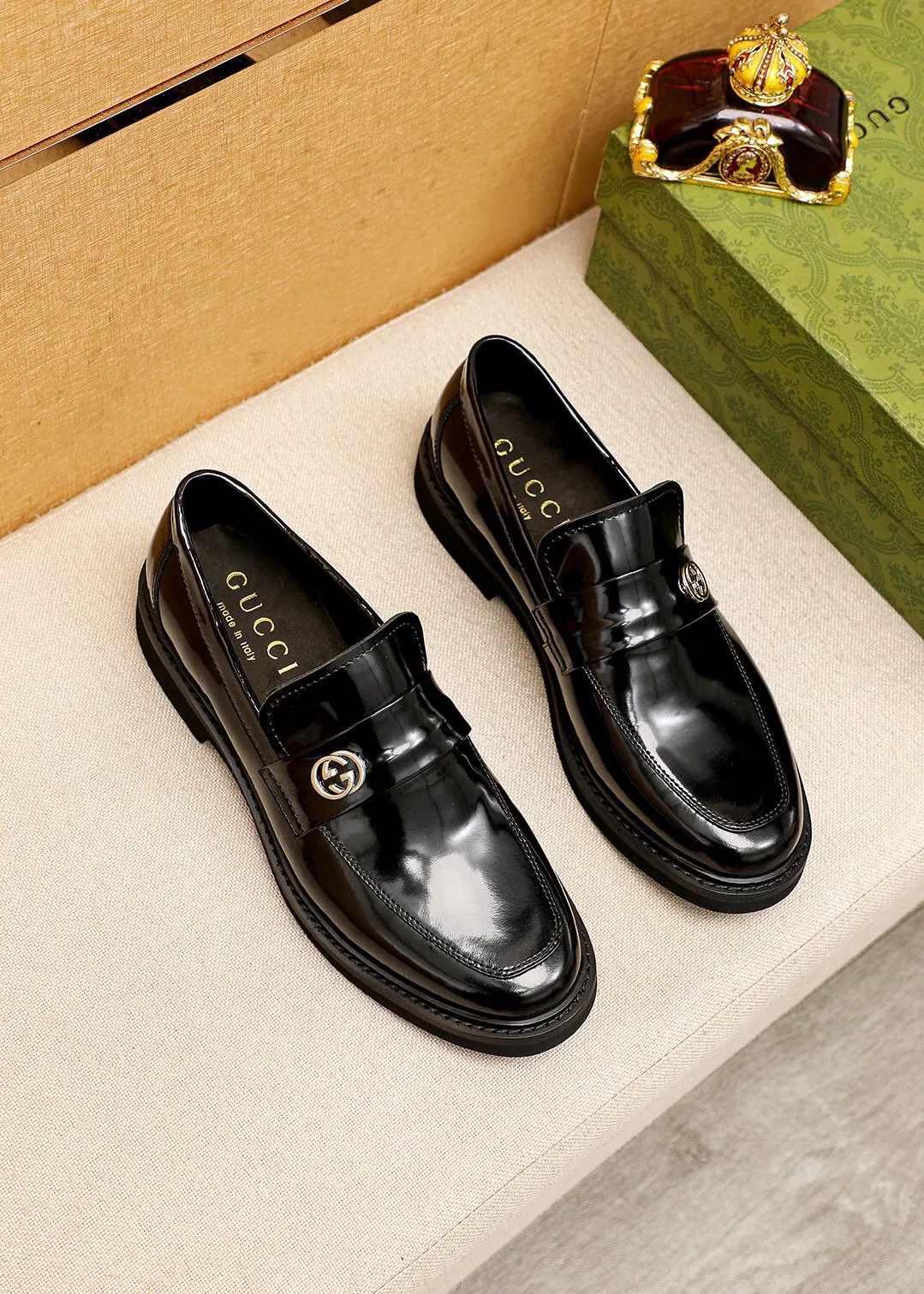 Men's shoes 💰560 💐 Product trademark: GUCCI "Gucci" casual leather shoes Regular size: 38-44 (45🉑️customized) Product materials: Selected imported first-layer open-edge beaded calfskin upper + classic hardware buckle, imported water-dyed cowhide leather lining. Strong three-dimensional visual effect, rubber outsole Color: 2⃣️colors available